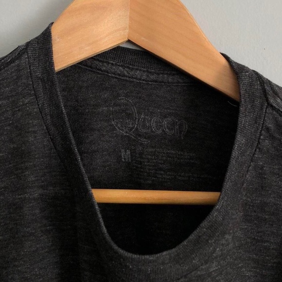 (Women’s M) Official "Queen" the band’s Crest T-Shirt 🎸 - Picture 2 of 4